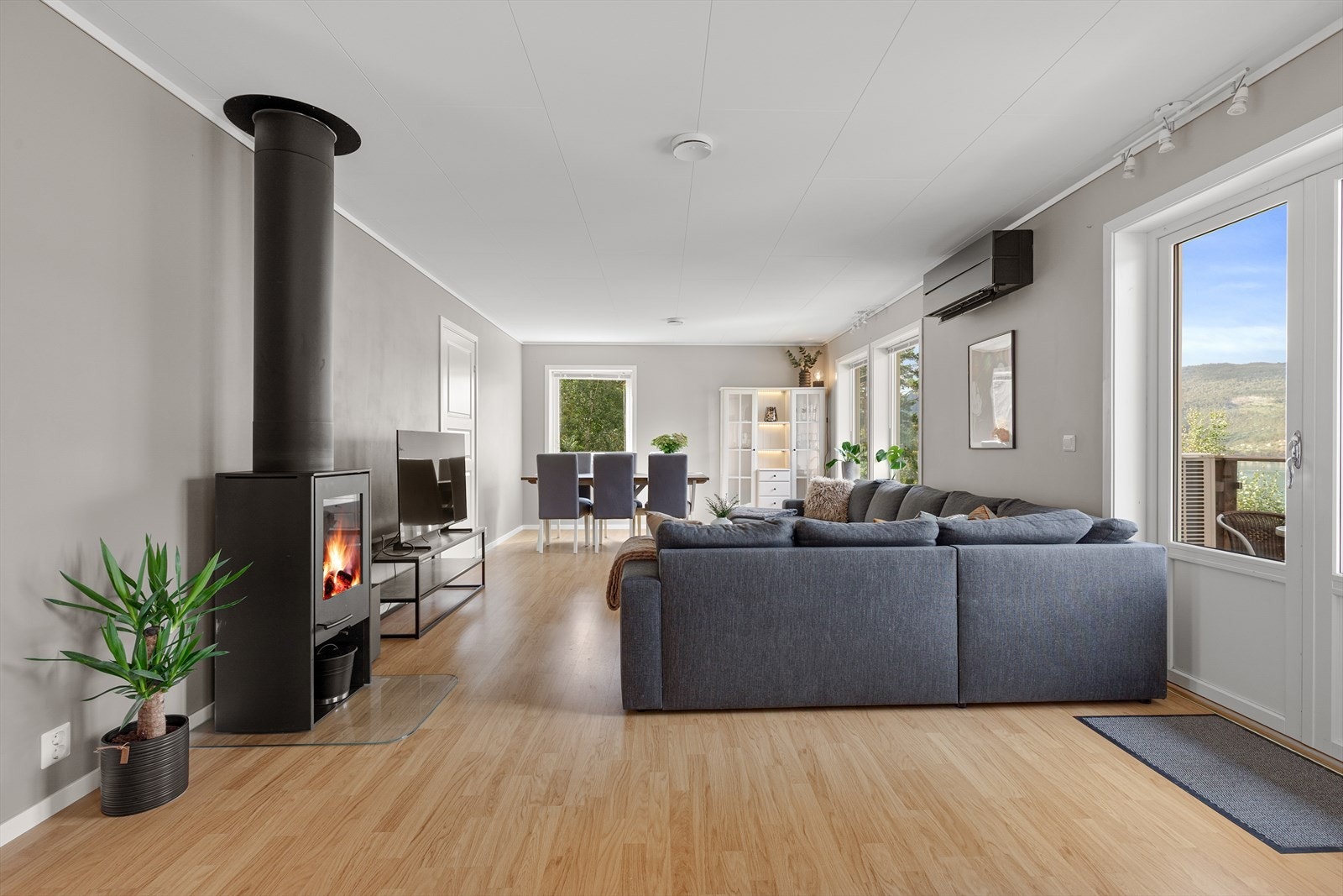 Stova er lys og luftig og har plass til fleire møbleringssonar Galleribilde