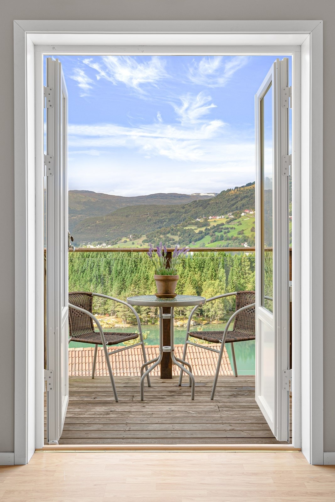 ... ein flott terrasse med doble dørar Galleribilde