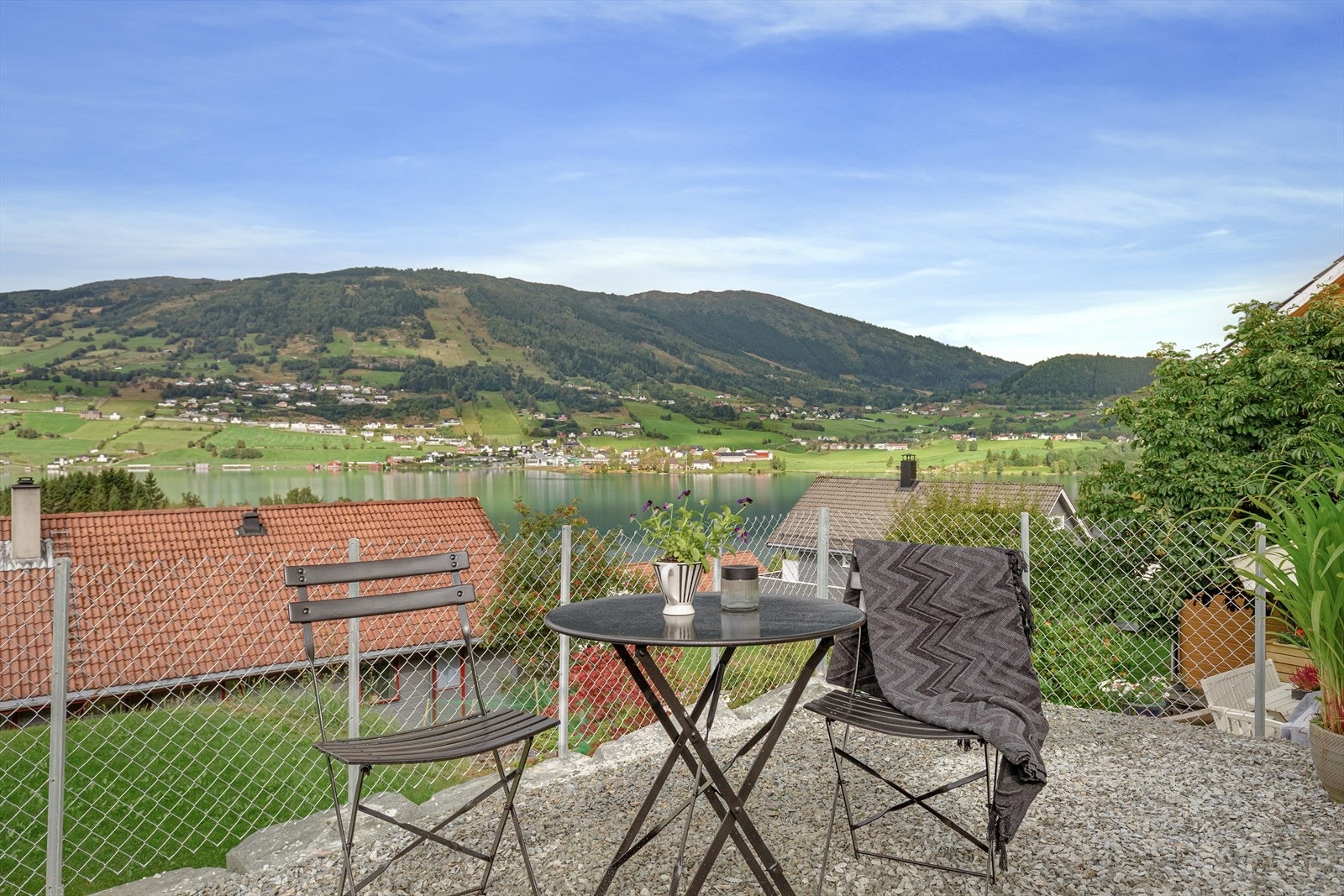 Grusa uteplass med flott utsikt utover bygda Galleribilde