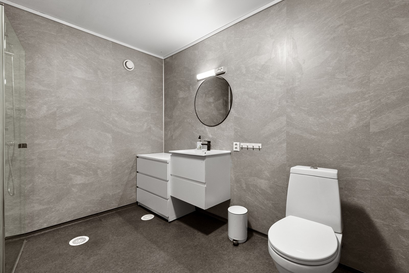 Bad i utleigedel fekk nye baderomsplater på vegg i 2025 Galleribilde