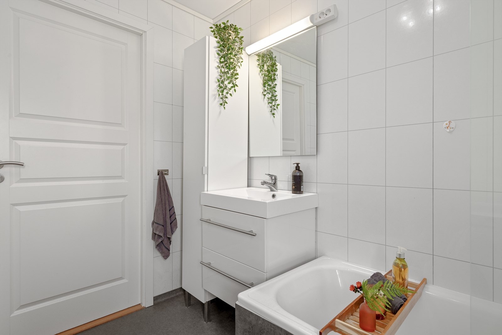 På vegg er det baderomsplater og vinylbelegg på golv Galleribilde