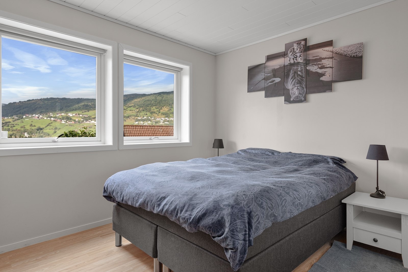 Soverommet er på ca. 11 kvm med skyvedørsgarderobe Galleribilde