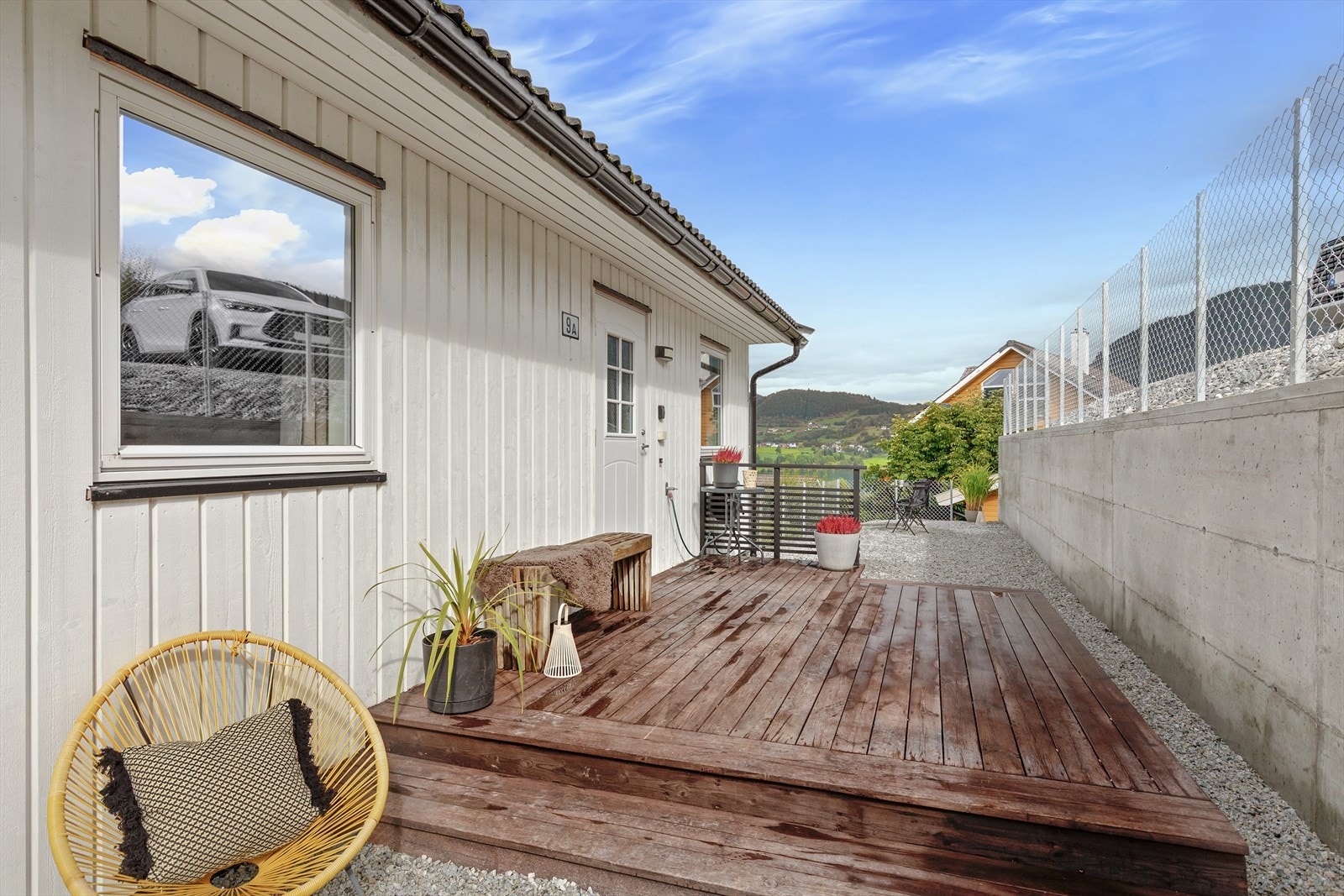 Inngangsparti til hovuddel med ny støttemur i betong med gjerde. Etablert i 2025 Galleribilde