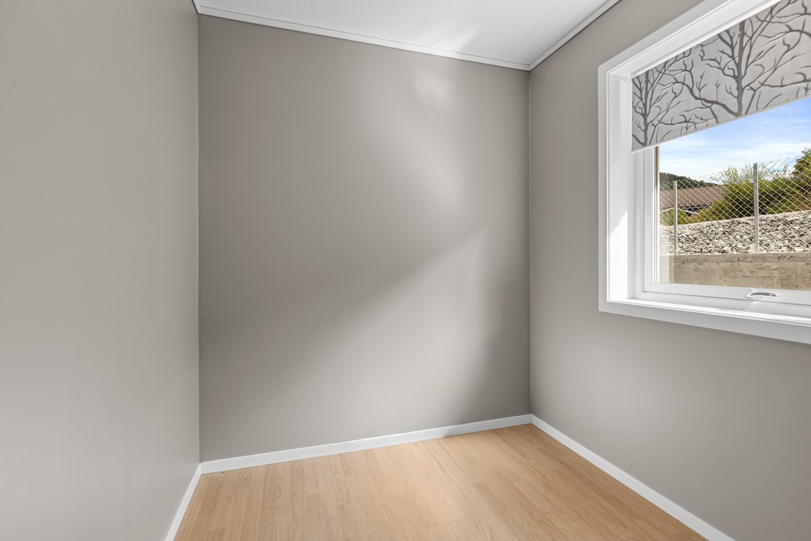 Rom på ca. 5,6 kvm - eigar har nytta det som soverom. Det er registrert og godkjent som bod på teikningane, og bruksendring til soverom er søknadspliktig Galleribilde