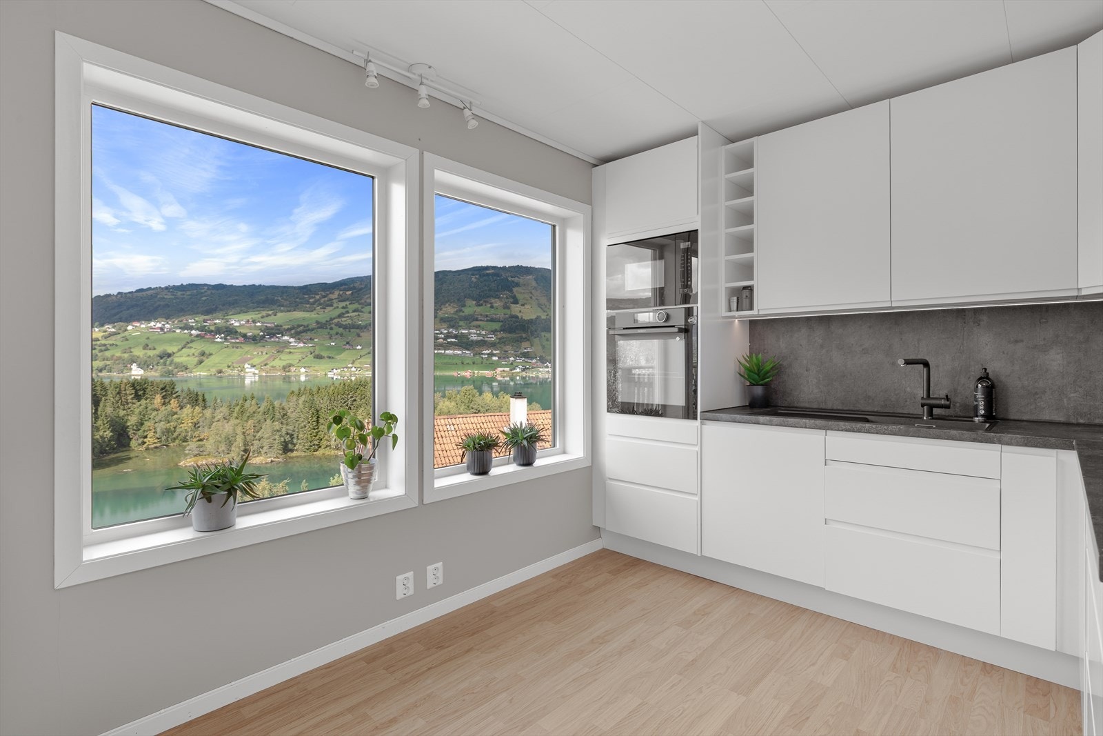 Innebygde kvitevarer består av kjøleskap, oppvaskmaskin, platetopp, micro, steikeovn og vannstoppsystem Galleribilde