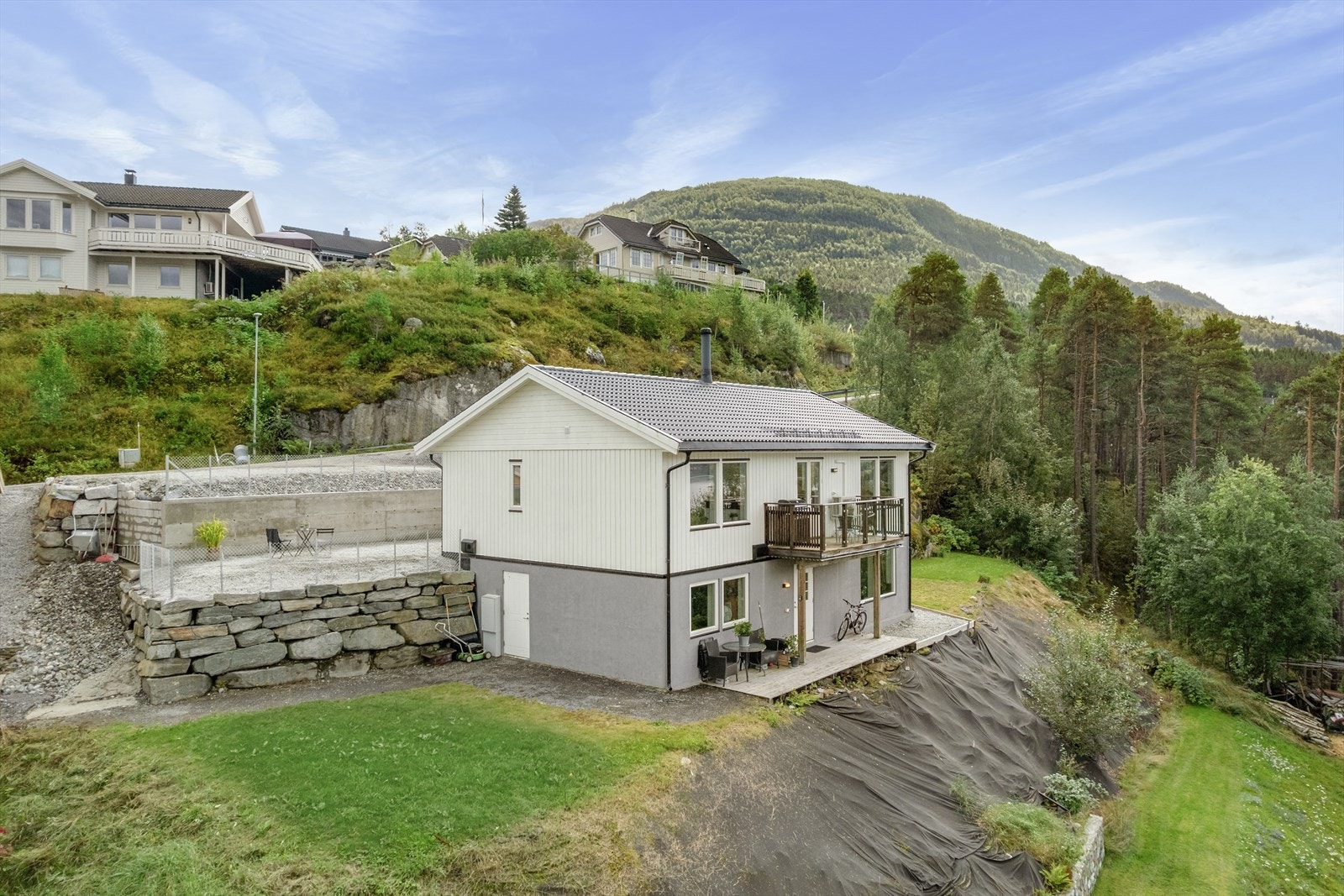 På nord-sida av bustaden har ein inngang til boden på 9 kvm Galleribilde