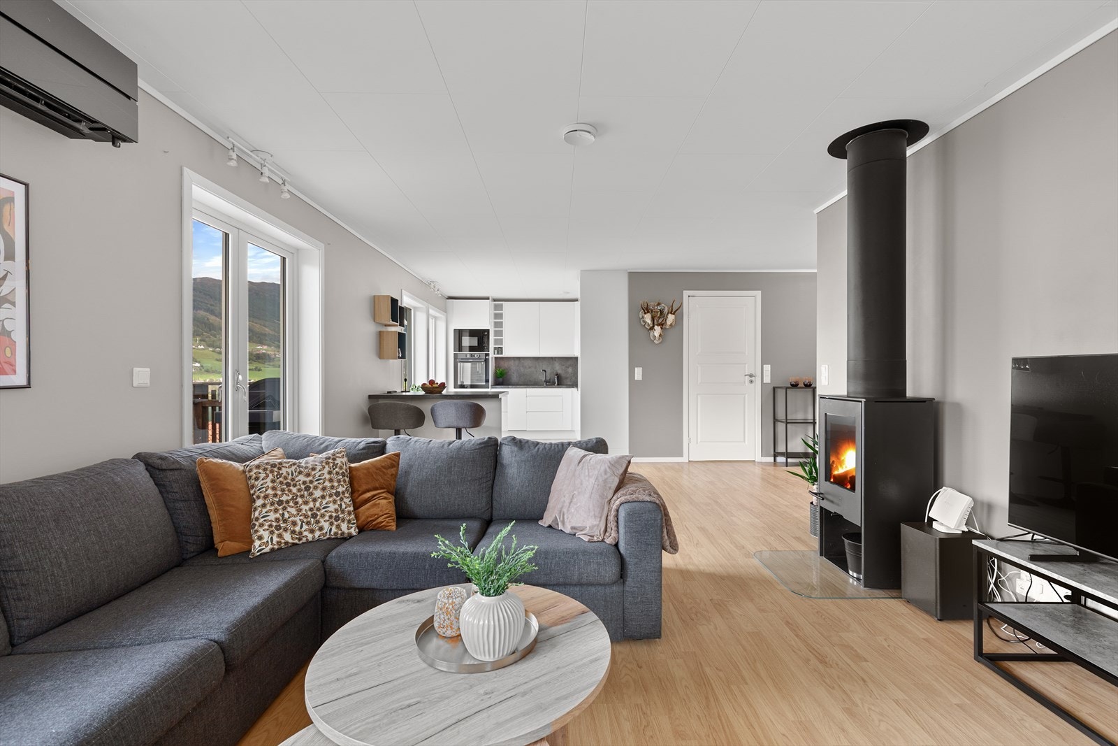 Hovuddelen har ein størrelse på 82 kvm pluss ein bod i kjellaren på 9 kvm Galleribilde