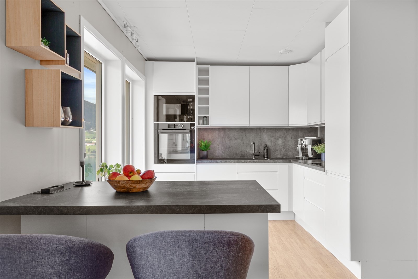 Nytt kjøkken i 2021 med integrerte kvitevarer Galleribilde