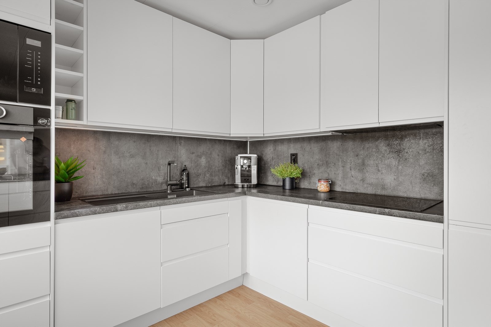 Glatte frontar, laminat benkeplate og godt med skapplass Galleribilde