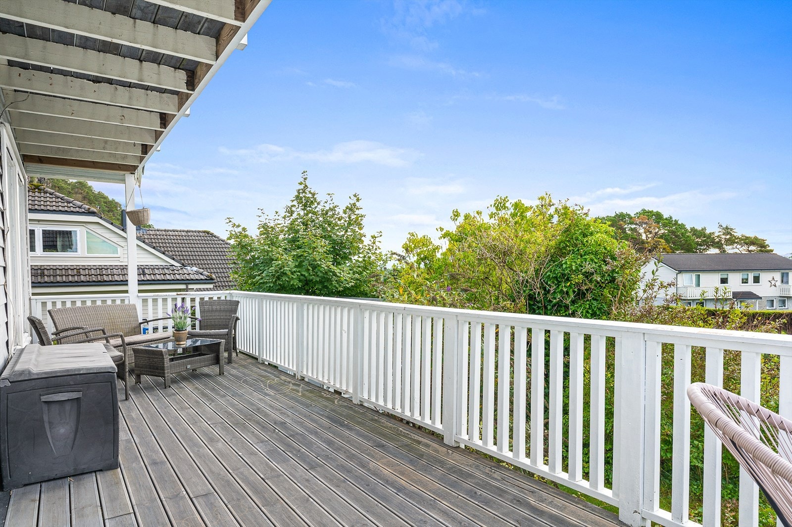 Stor terrasse ut fra stue Galleribilde