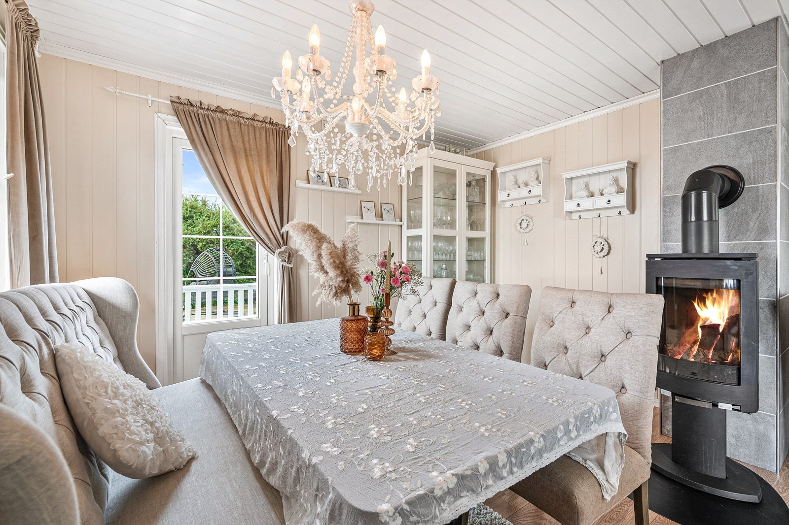 Fra stue er det utgang til 2 store terrasser Galleribilde