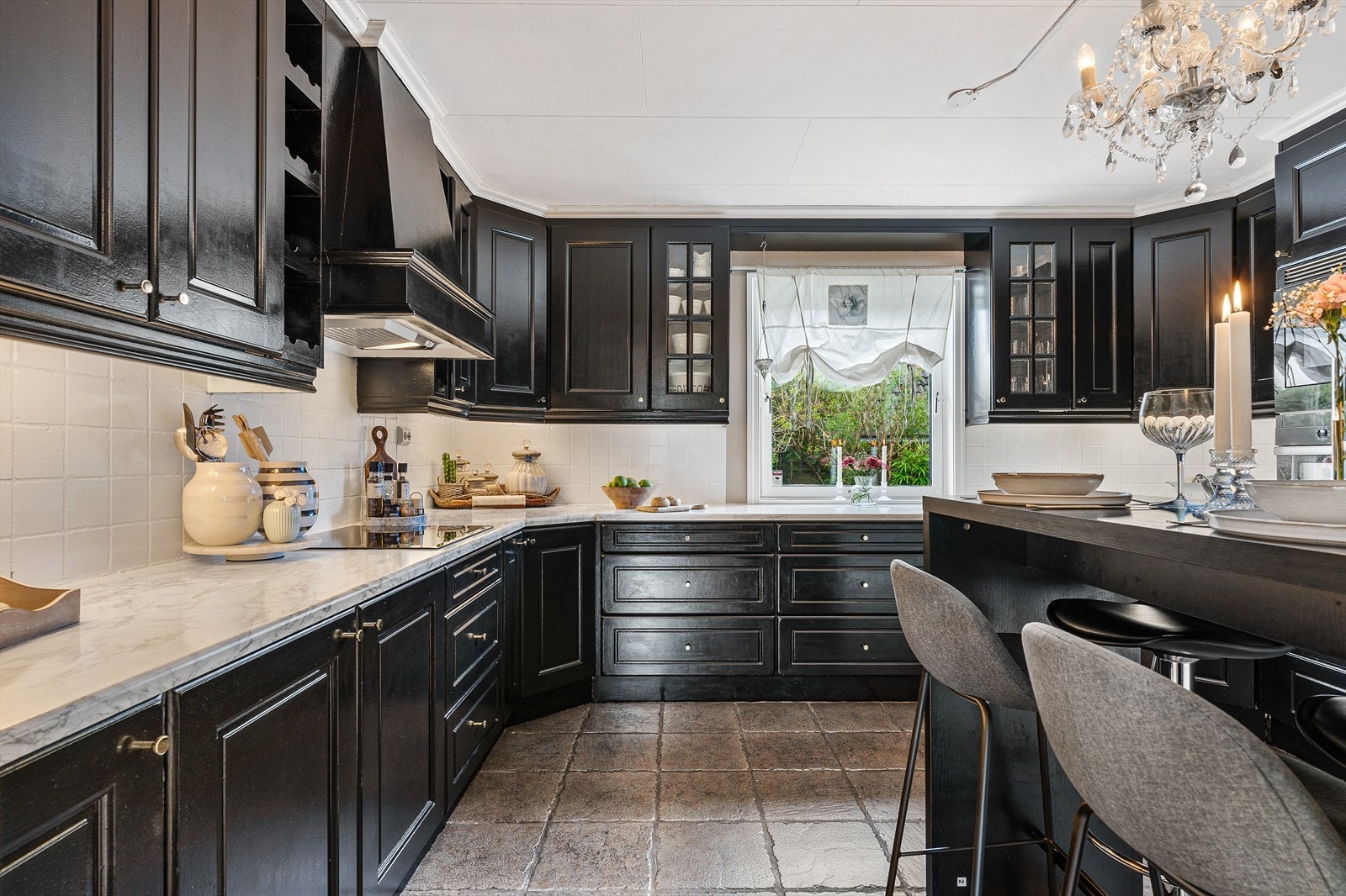 Stor kjøkkeninnredning med god lagringsplass Galleribilde