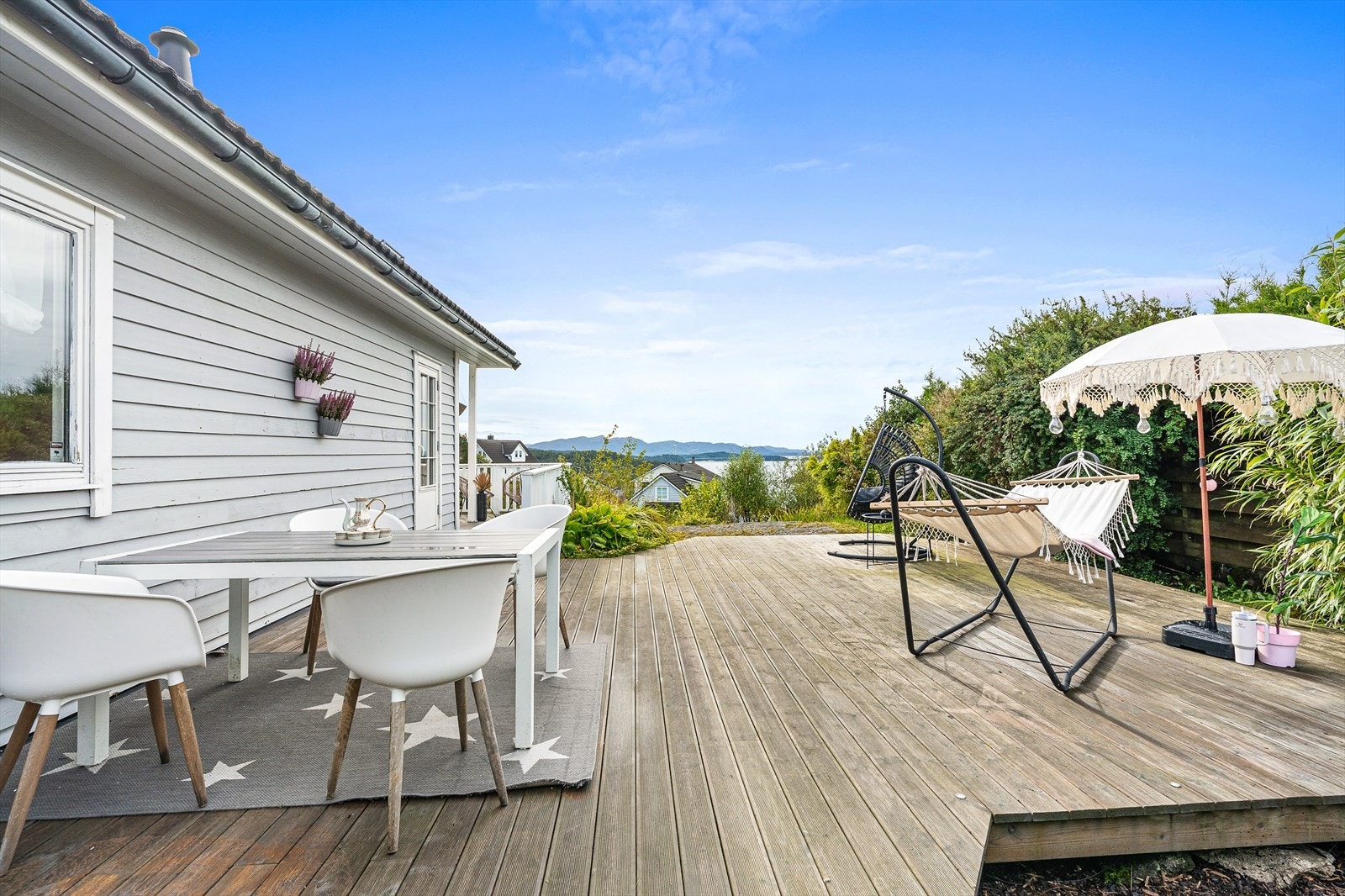 Usjenert markterrasse mot vest med gode solforhold Galleribilde