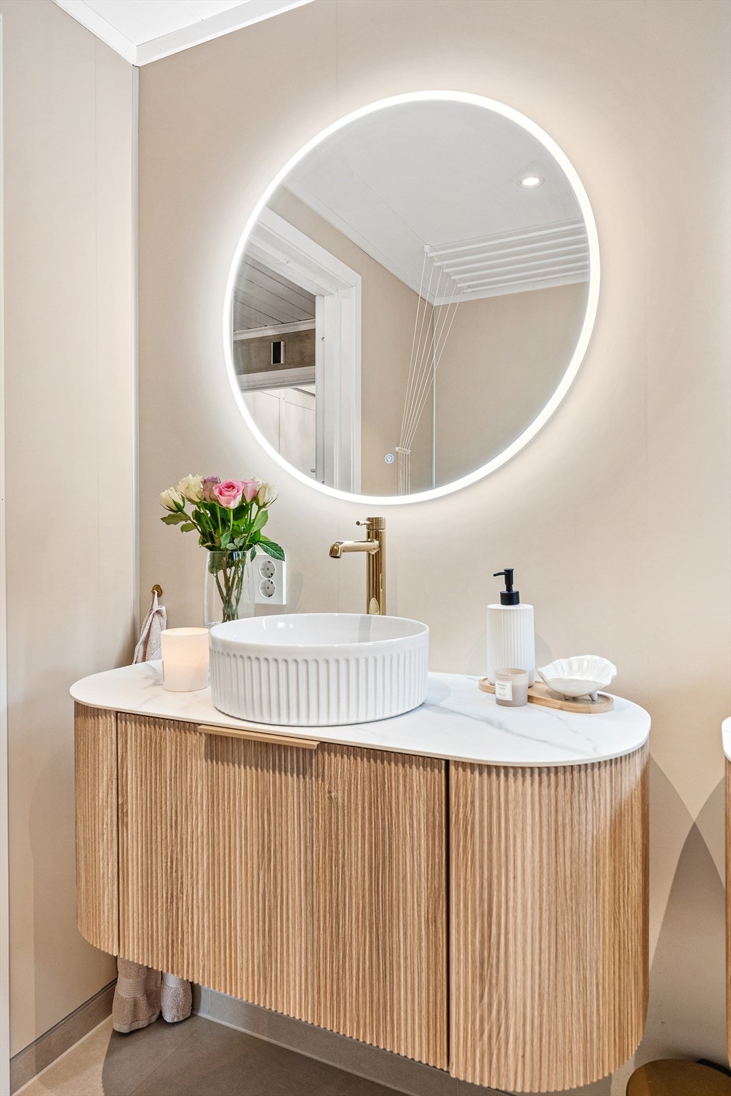 2 stk baderomsinnredninger m/vask og speil med belysning Galleribilde