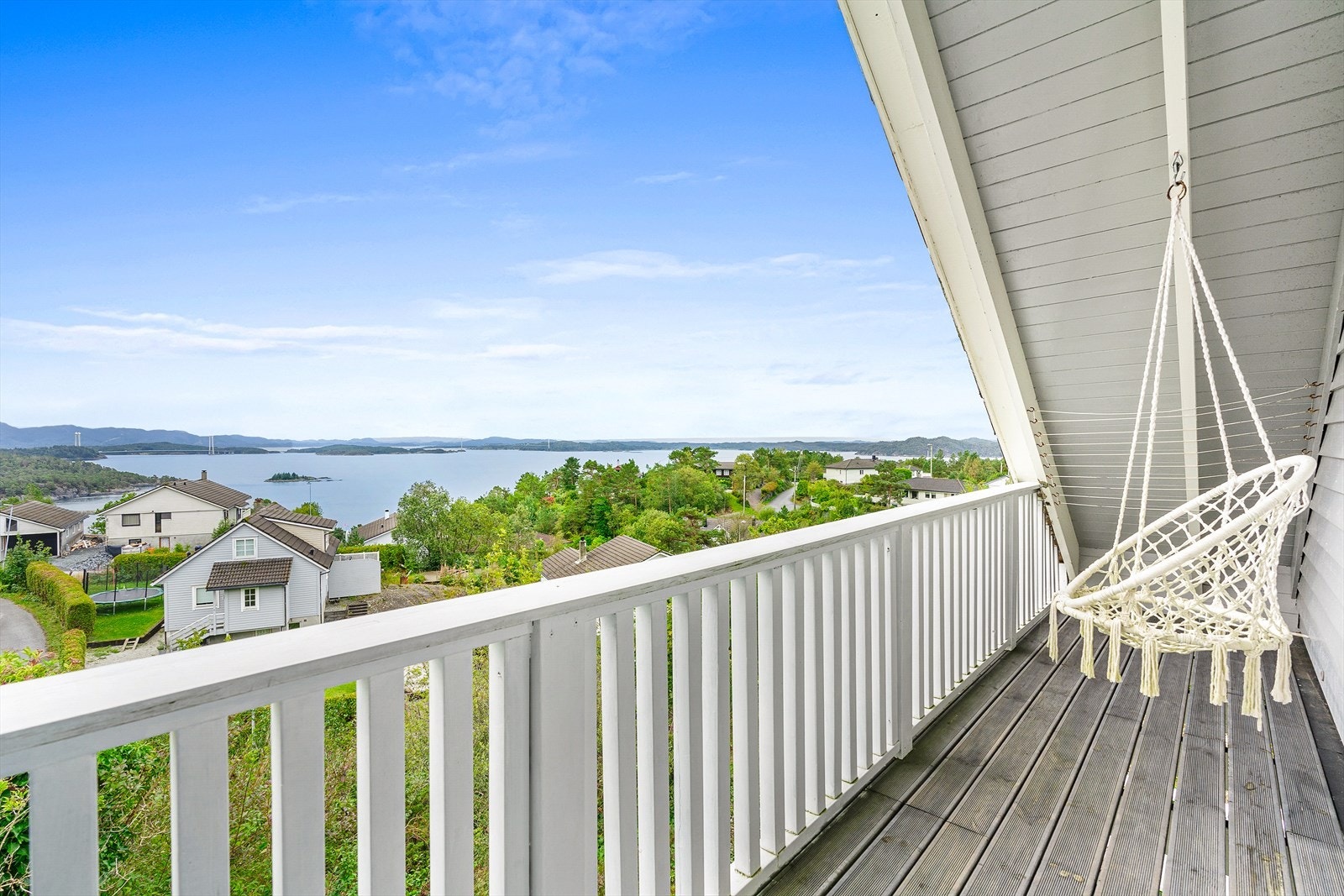 Balkong 2. etg. m/nydelig panoramautsikt ut fra loftsoverom Galleribilde