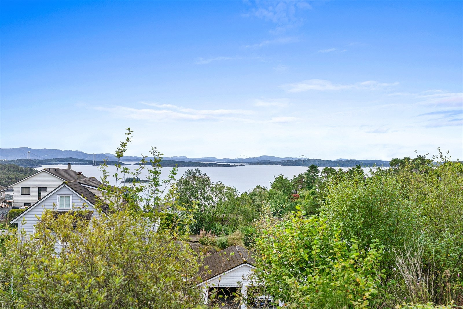 Sjekk den flotte utsikten til sjø og landskapet bakenfor! Galleribilde