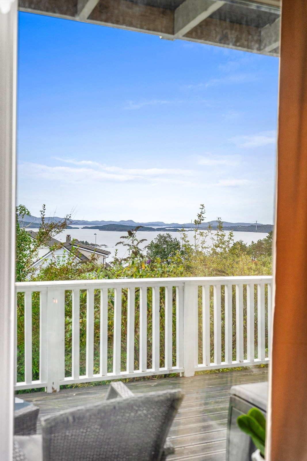 Utsikten kan og nytes fra stuen Galleribilde