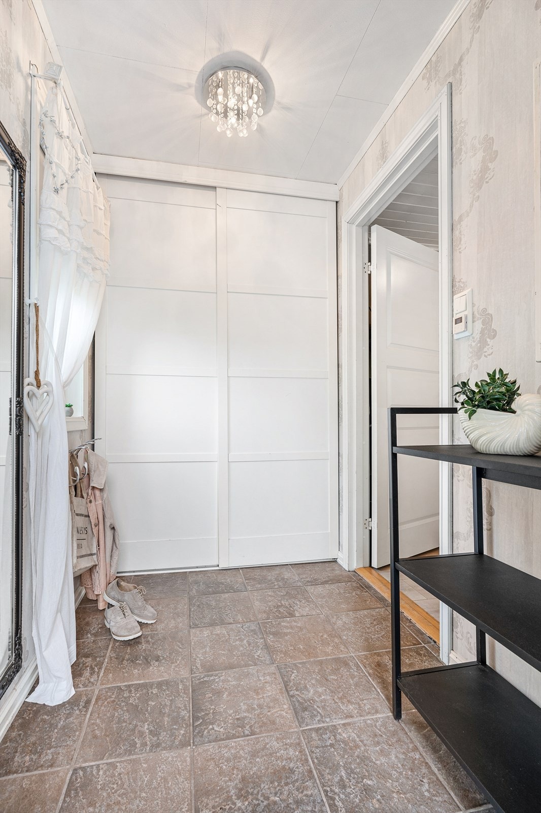 Skyvedørsgarderobe i entrè/vindfang Galleribilde