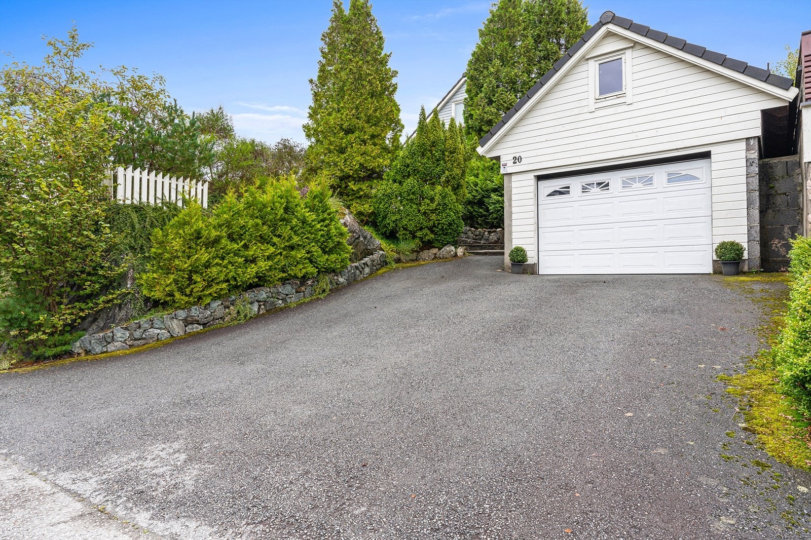 Garasje med asfaltert adkomstvei/parkeringsplass Galleribilde