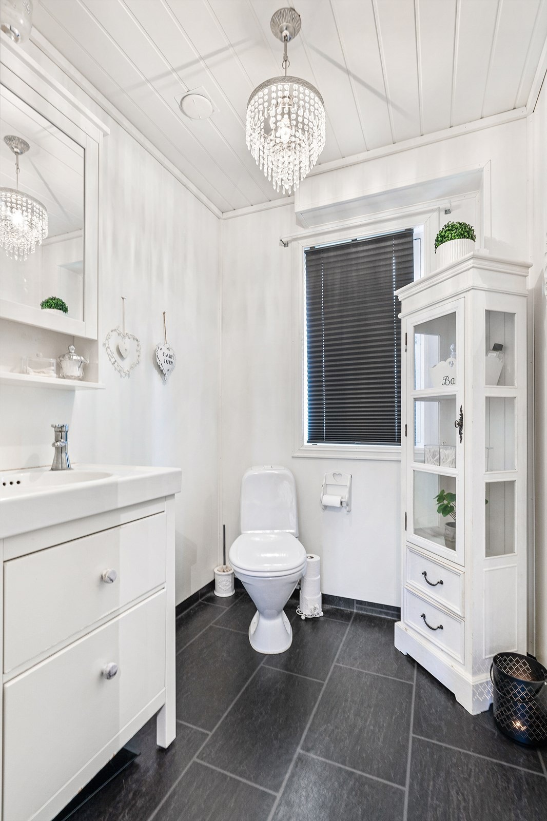 WC-rom m/baderomsinnredning Galleribilde