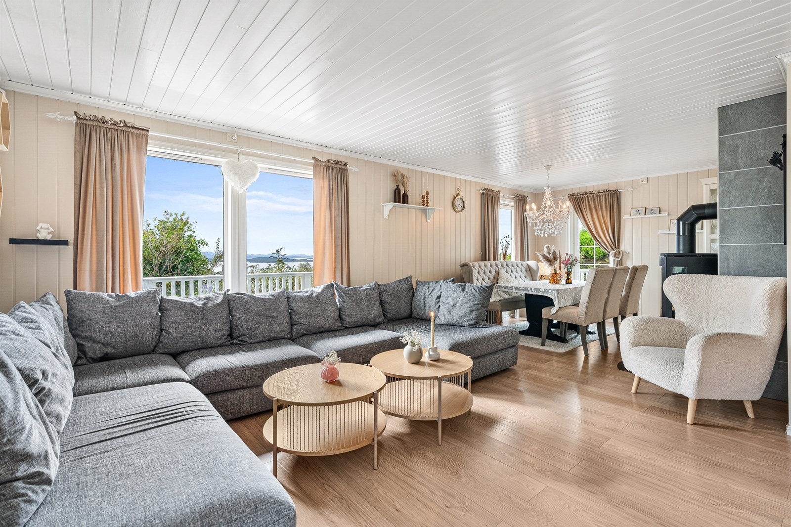 Lys og trivelig stue med nydelig utsikt Galleribilde