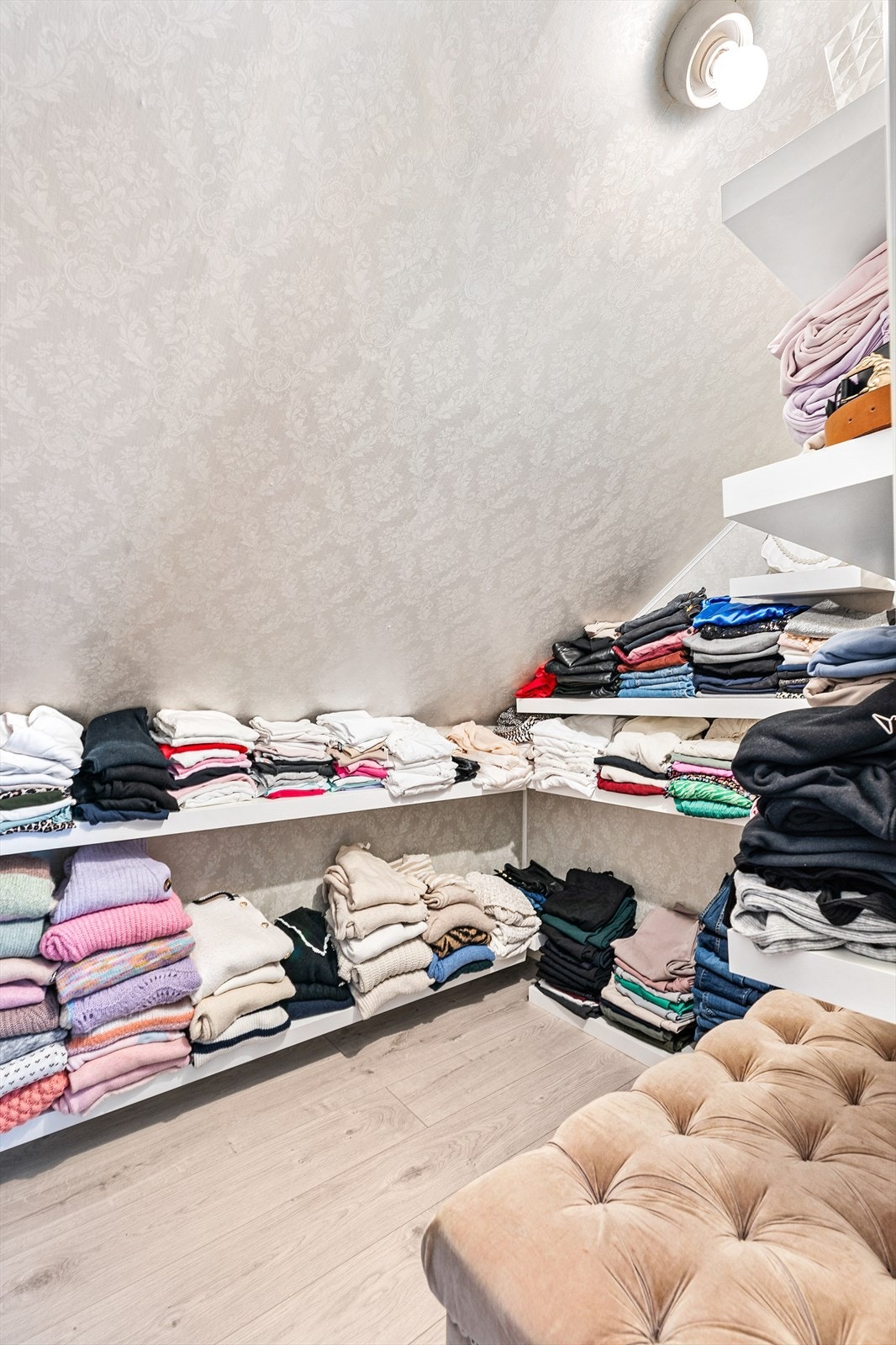 Klesbod i loftsetasjen Galleribilde
