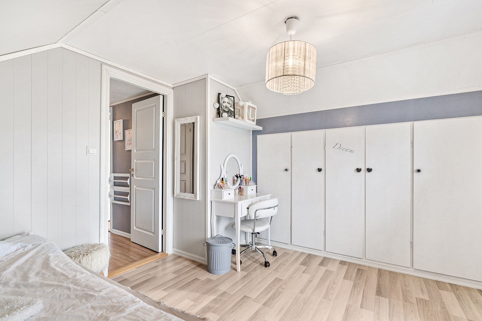 Soverom 2 har godt med skapplass i knevegg Galleribilde