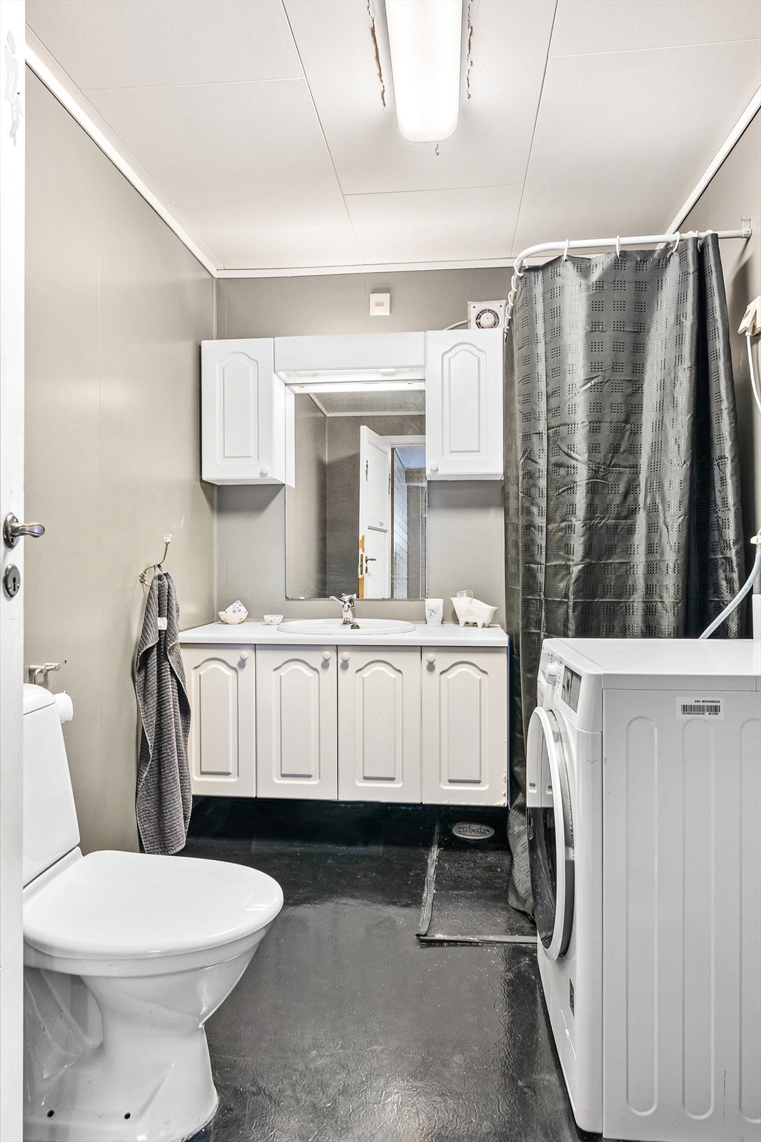 Eldre bad/vaskerom i sokkeletasjen Galleribilde