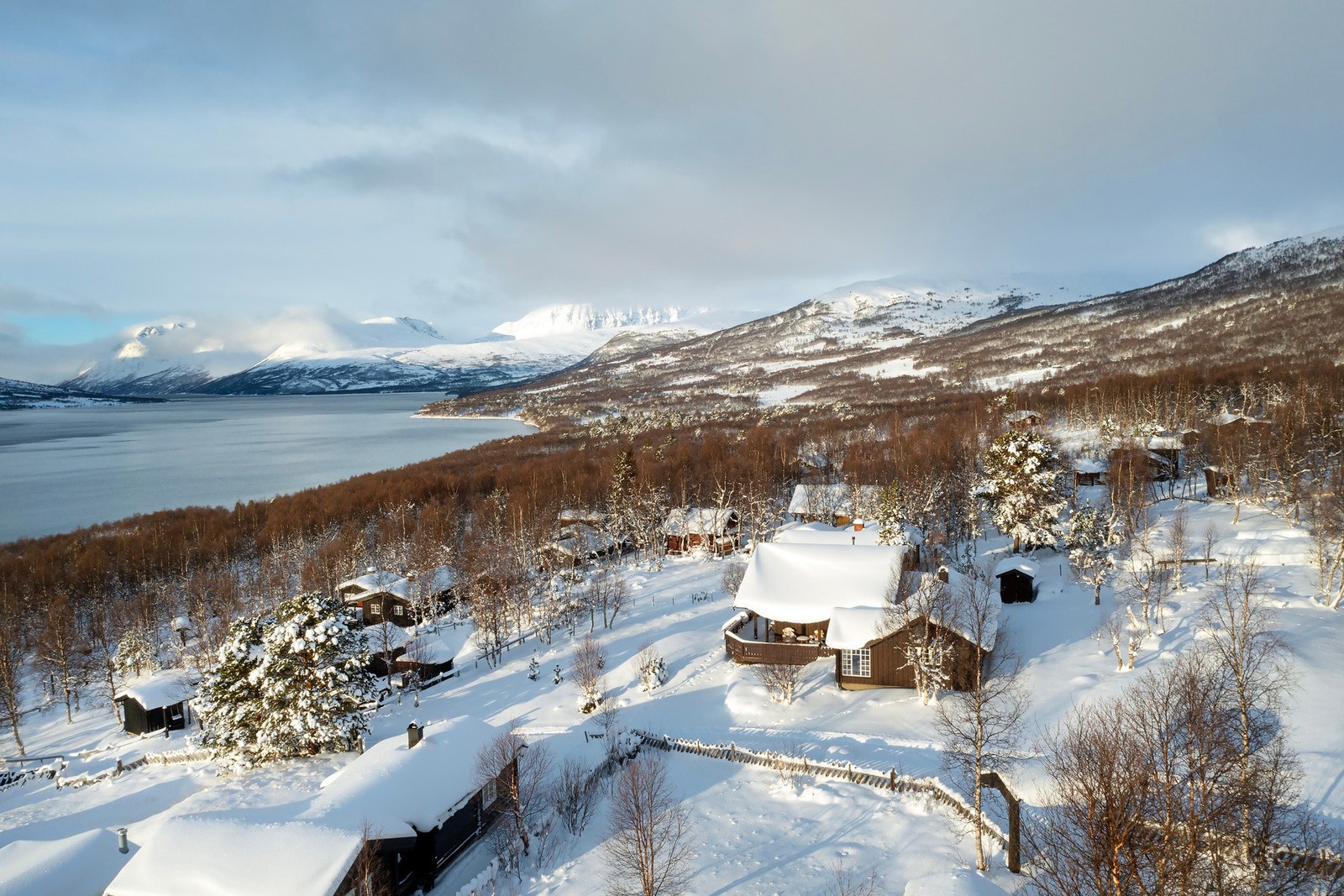 På vinterstid ligger hytta i umiddelbar nærhet til oppkjørte skiløyper. Like ved boligen har man tilgang løypenettet i Gjevilvassdalen. Galleribilde