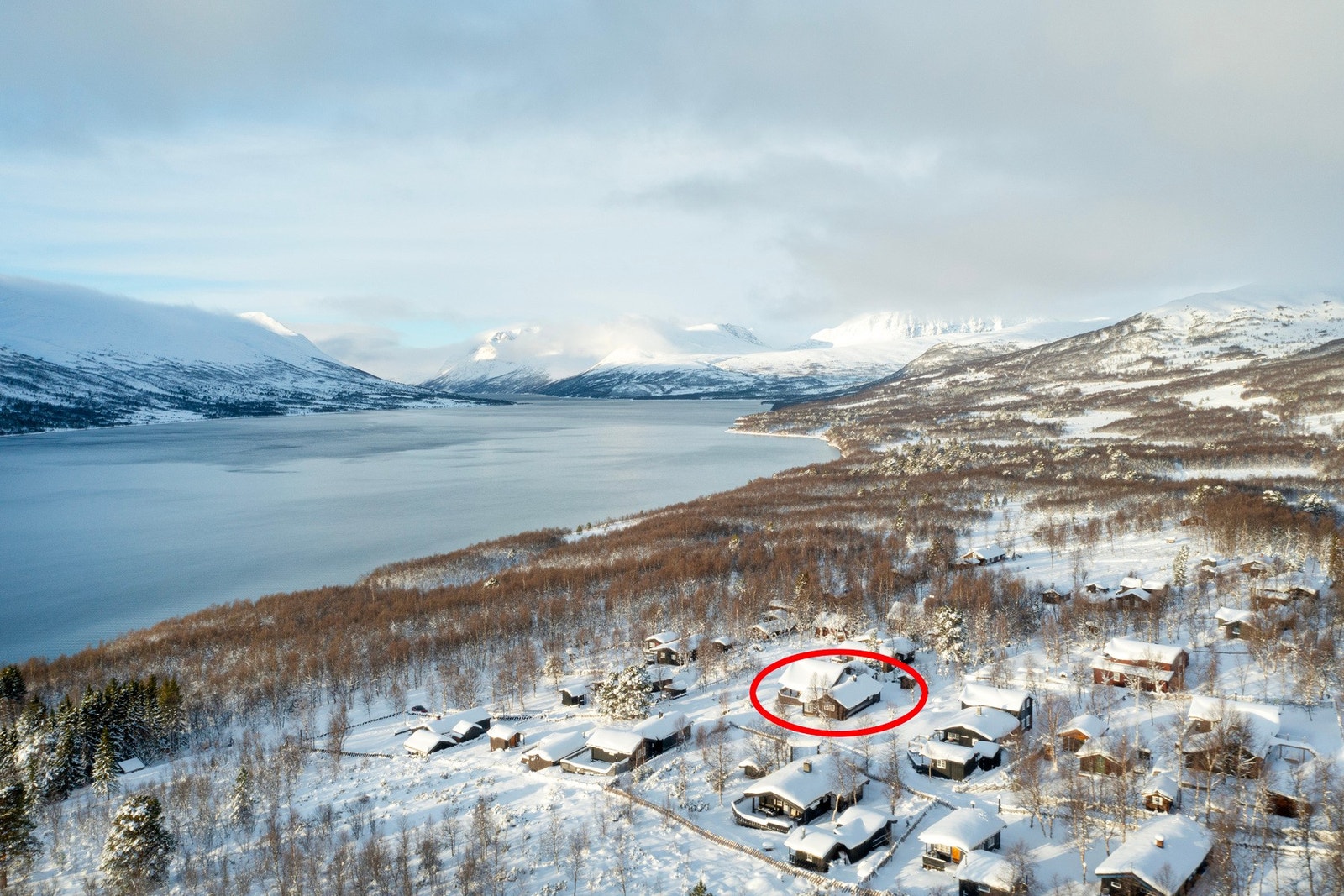 En flott og innholdsrik hytte med ettertraktet beliggenhet i vakre Gjevilvassdalen. Galleribilde