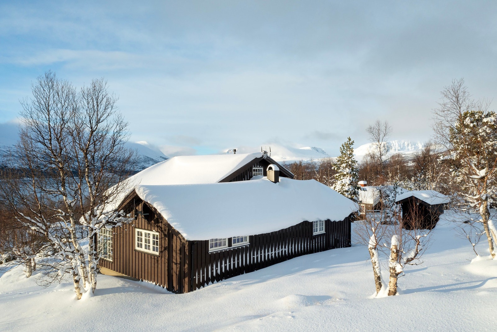 Tomten har gode solforhold og utsikt mot omkringliggende fjell, og det er etablert terrasse og veranda ut fra loftstue - perfekt for å nyte utsikten og den friske fjelluften. Galleribilde