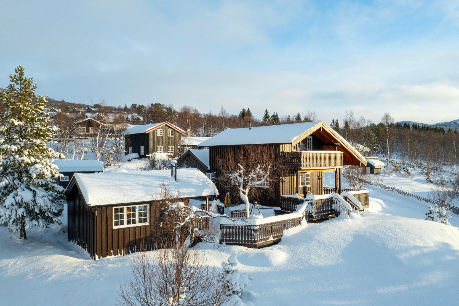 Eiendommen har en attraktiv plassering langs Osvegen, en rolig og etablert vei som strekker seg gjennom et område preget av spredt boligbebyggelse og landlige omgivelser. Galleribilde