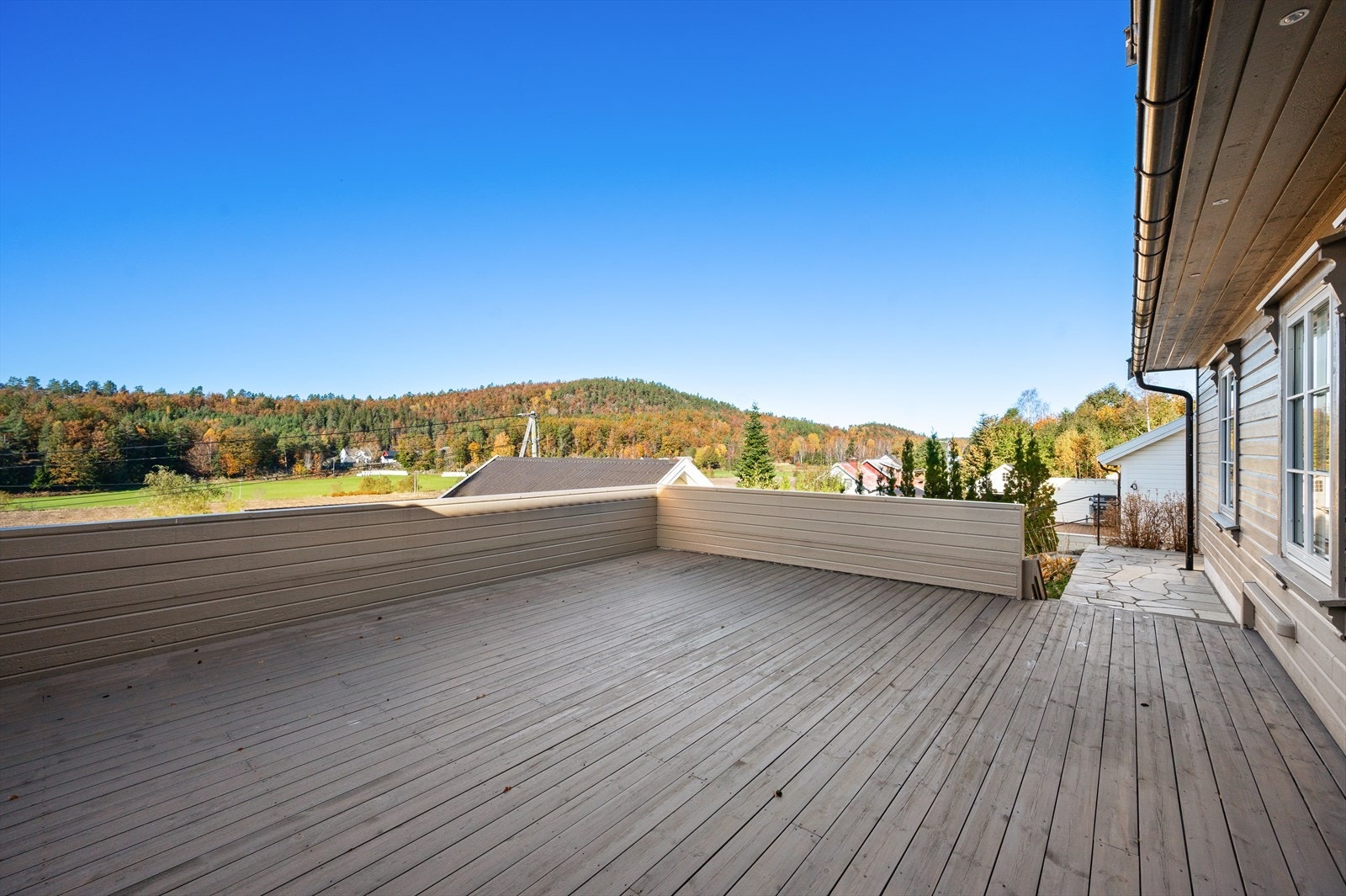 Stor terrasse med gode solforhold ut fra stuen Galleribilde