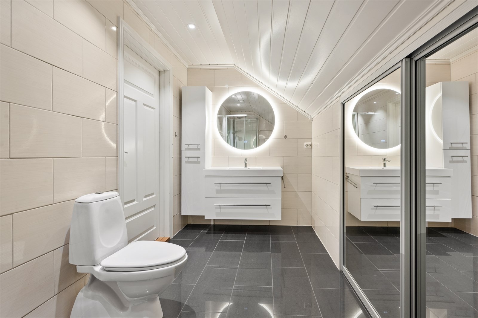 Pent, flislagt bad med varmekabler Galleribilde