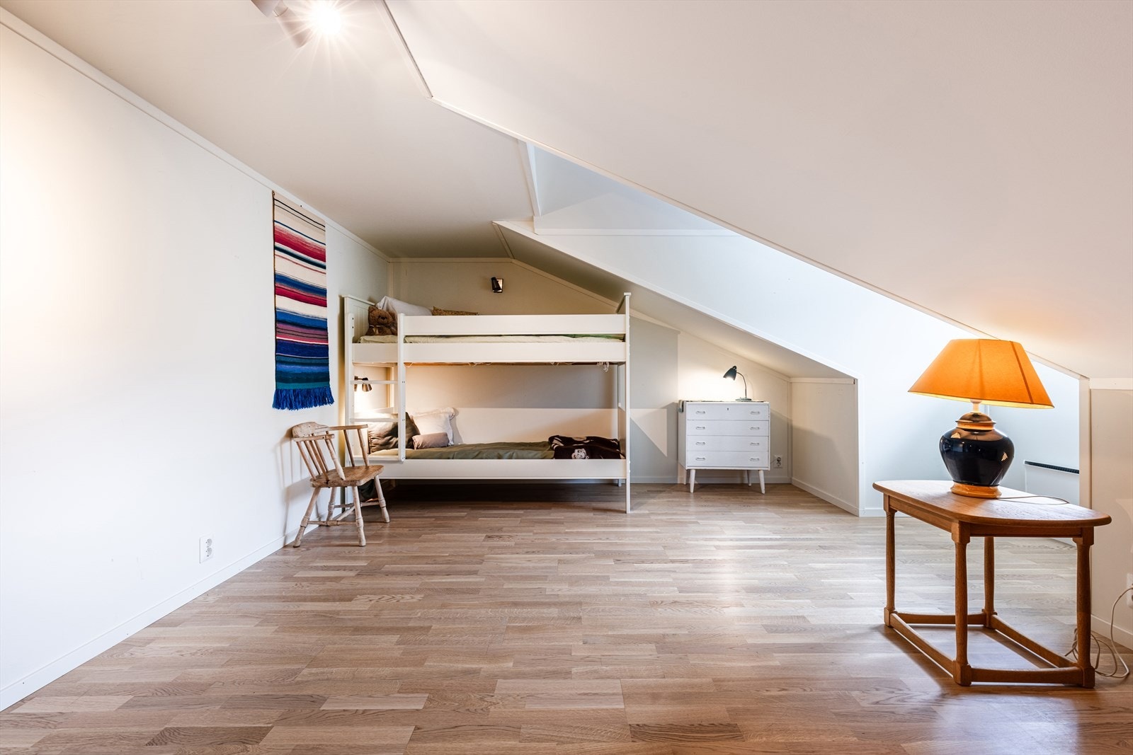 Stort oppholdsrom/soverom i 2. etasje Galleribilde