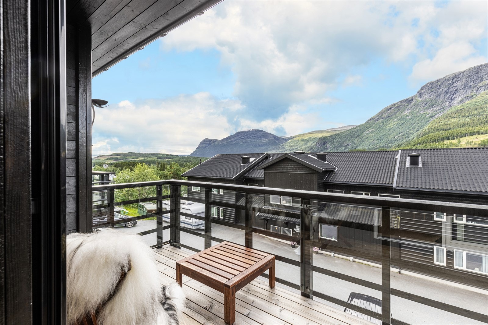 Nydelig panoramautsikt over fjellene. Fra Veslehorn og Storehorn i sørøst til skisenteret og Skarsnuten i vest. Galleribilde