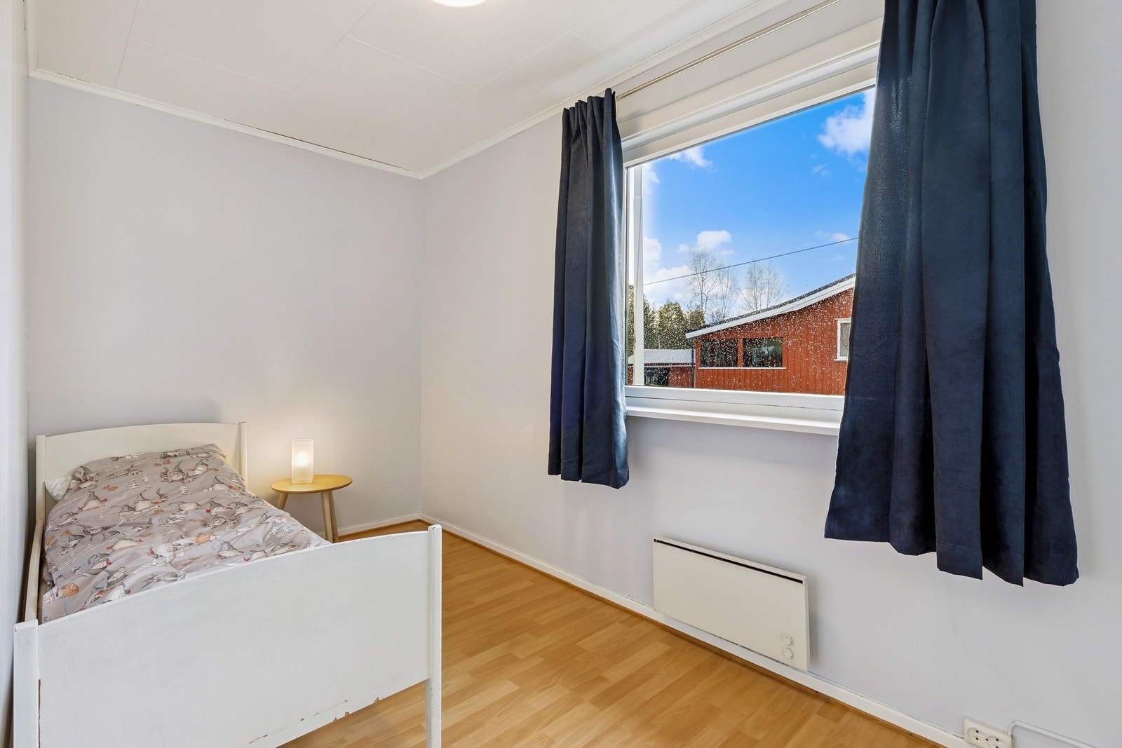 Det andre soverommet i etasjen har laminatgulv og malte overflater. Galleribilde