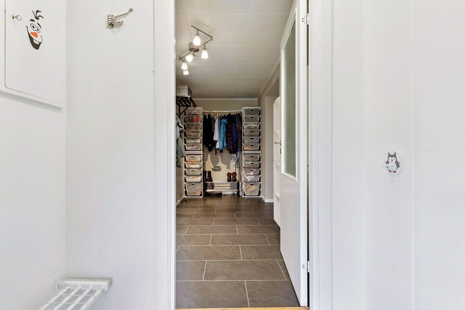 Fra gangen er det adkomst til flere av boligens rom, inkludert stue og soverom. Galleribilde