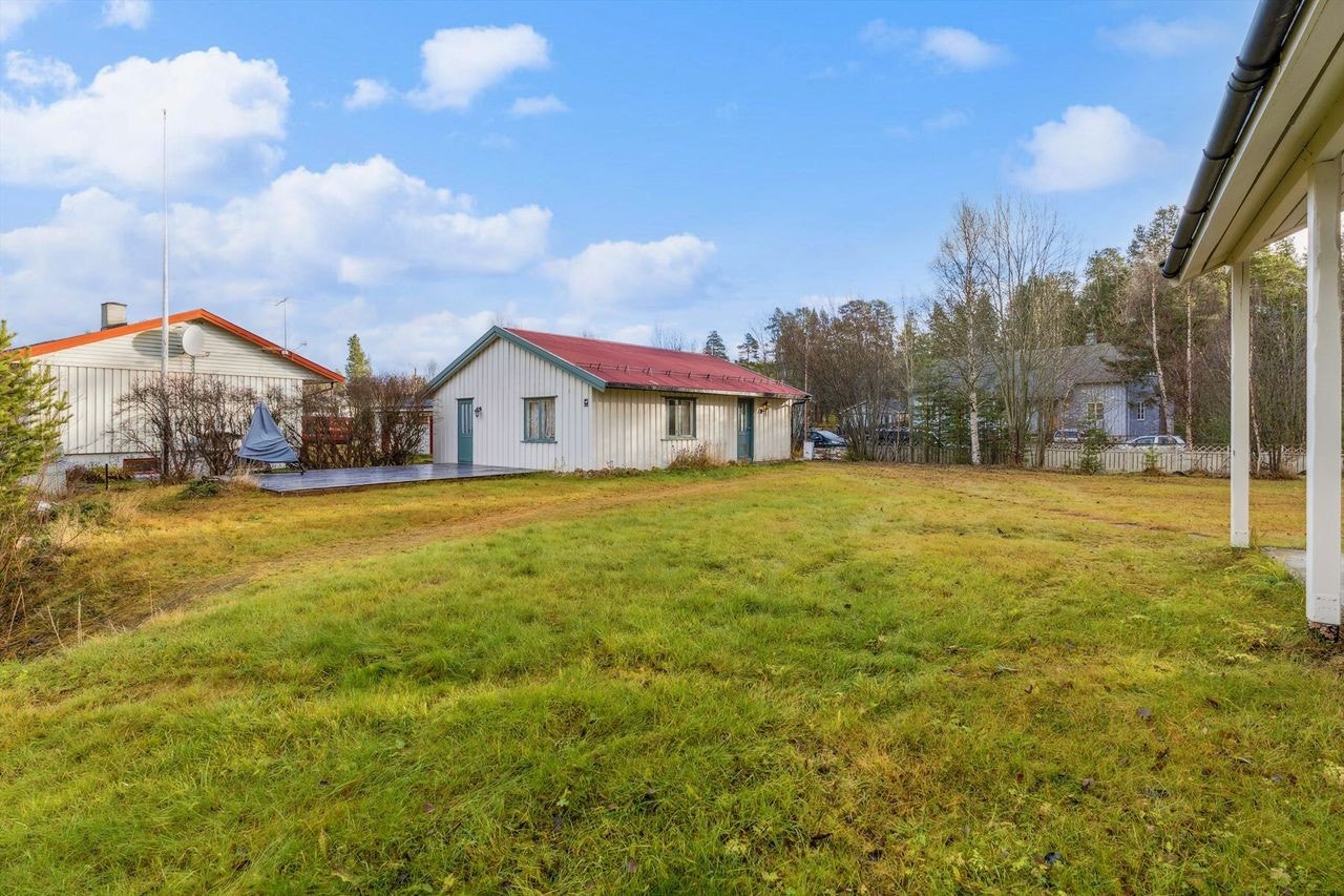 På tomten står en frittstående garasje-/uthusbygning med flere boder og lagringsrom. Galleribilde