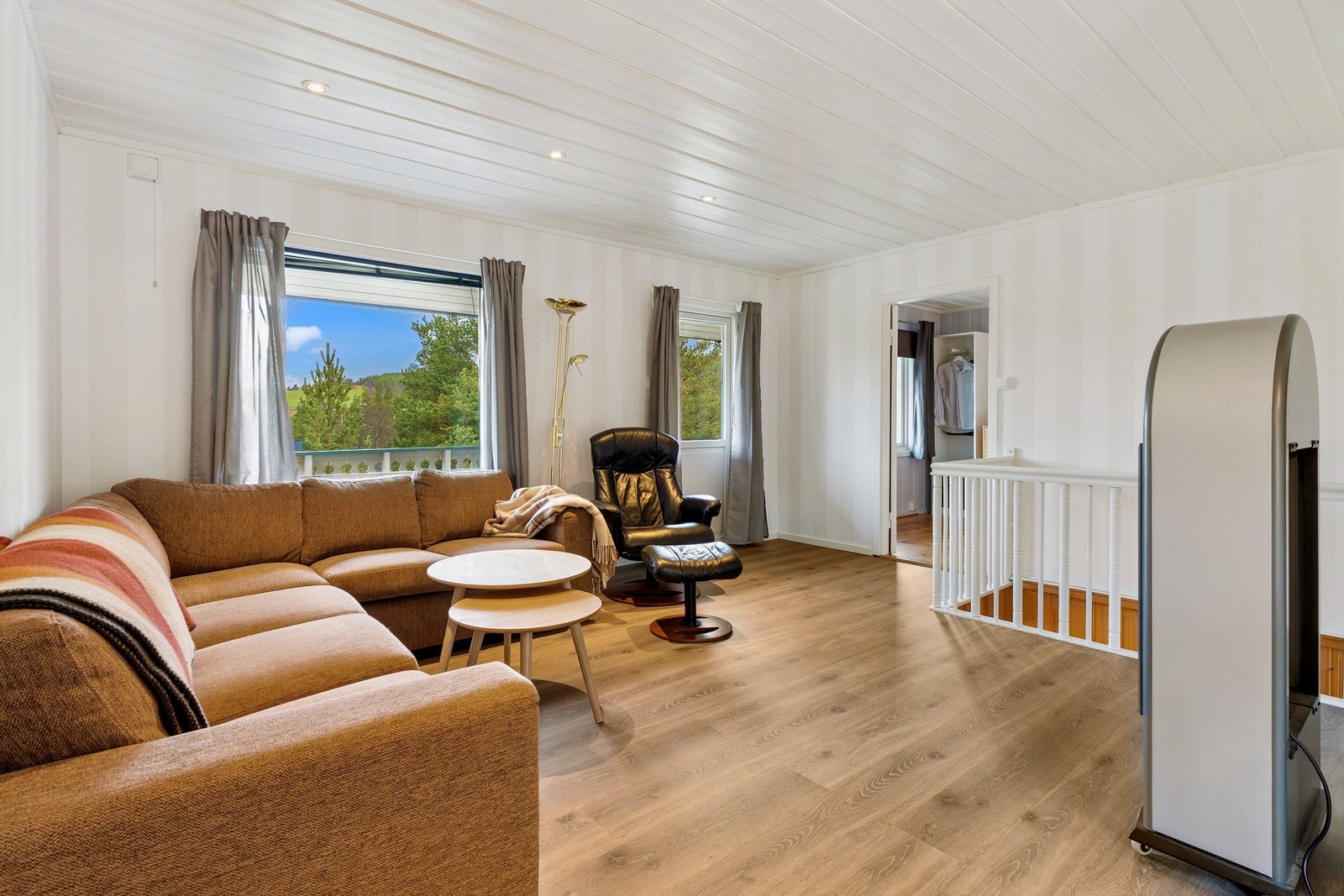 Fra stuen er det direkte utgang til veranda. Galleribilde