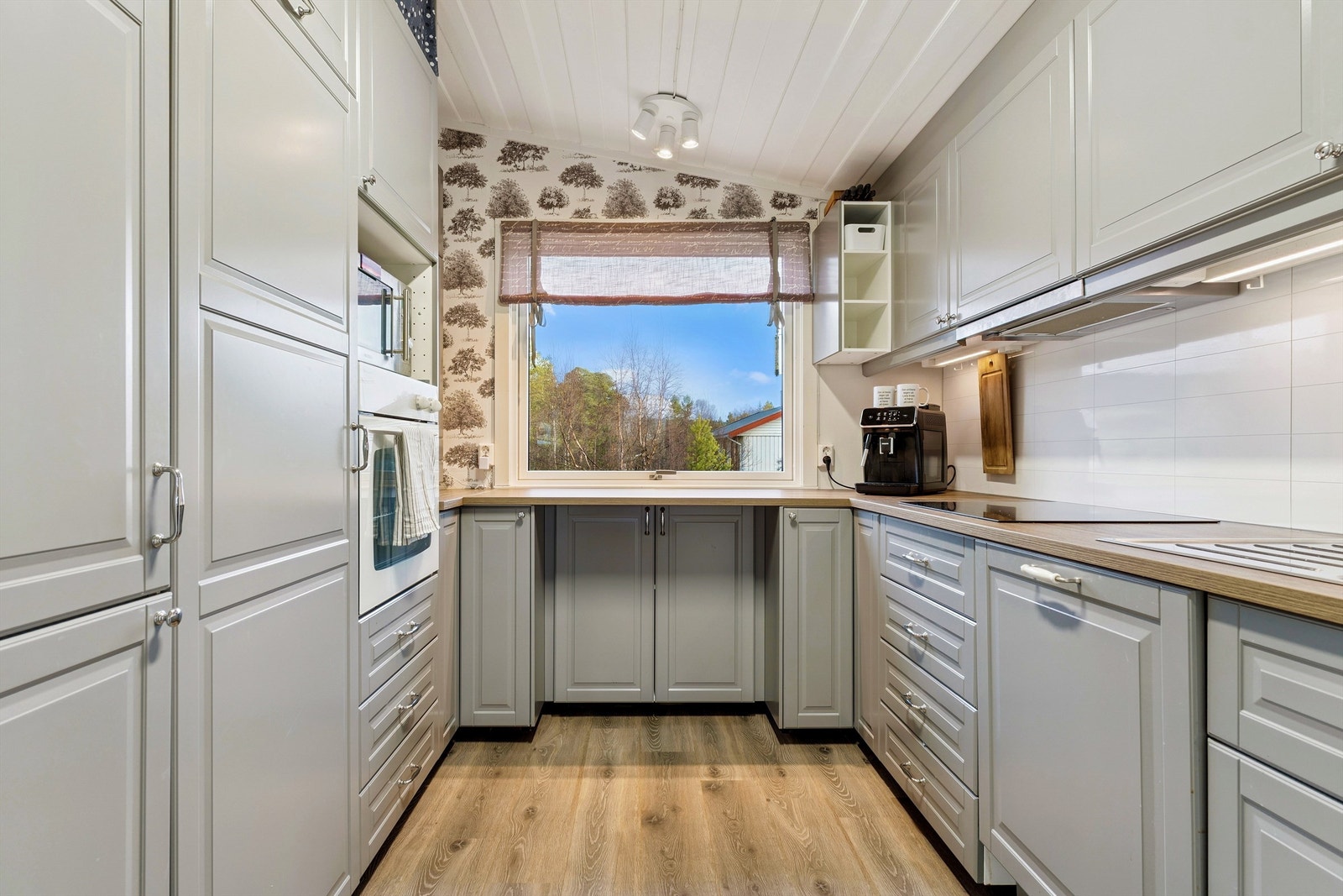 Kjøkkenet ble oppgradert i 2016 med ny innredning, overflater og gulvvarme. Galleribilde