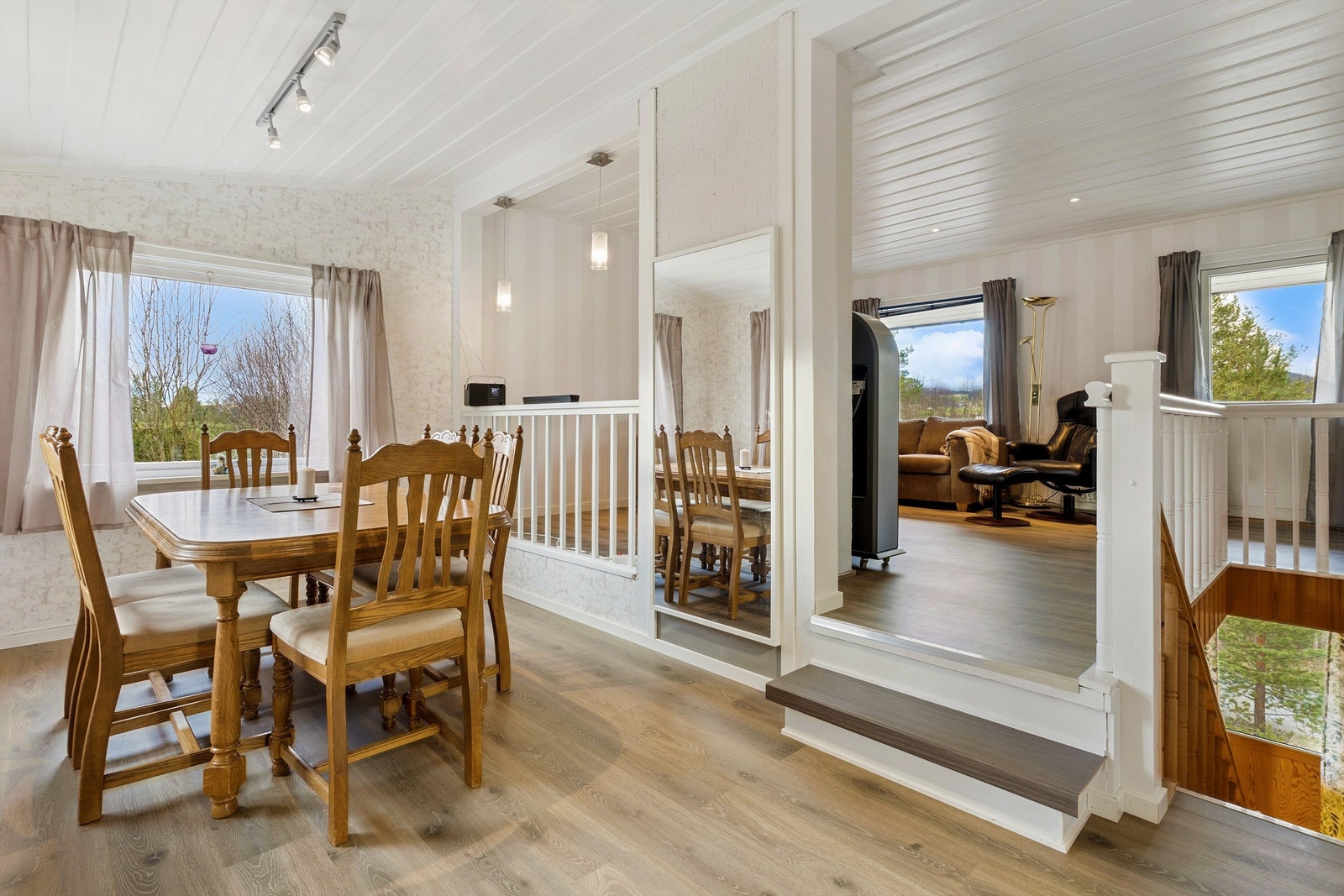 Spisestuen har en åpen løsning mot stuen, noe som skaper en sosial og luftig sone. Galleribilde