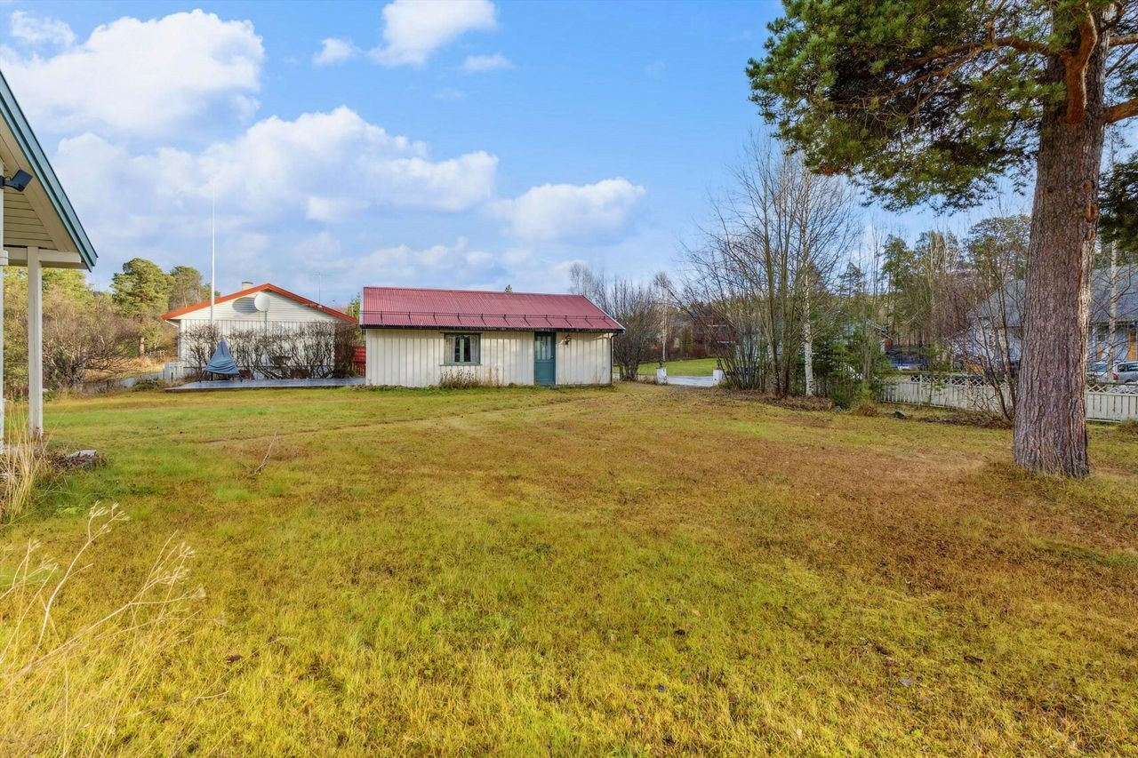 Stor tomt som gir rikelig med uteplass og muligheter for hage og lek. Galleribilde