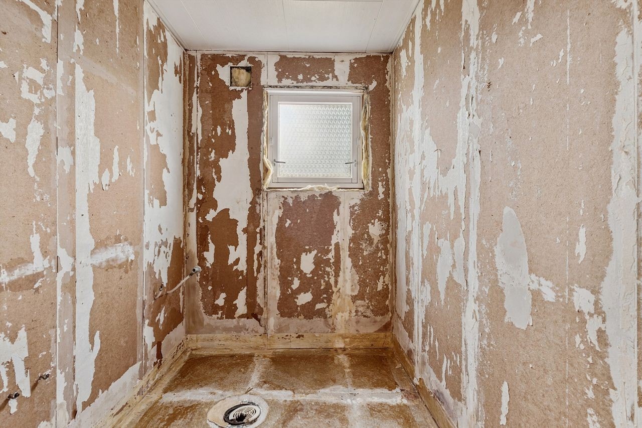 Dette rommet, et tidligere bad, er ribbet og klargjort for totalrenovering. Galleribilde