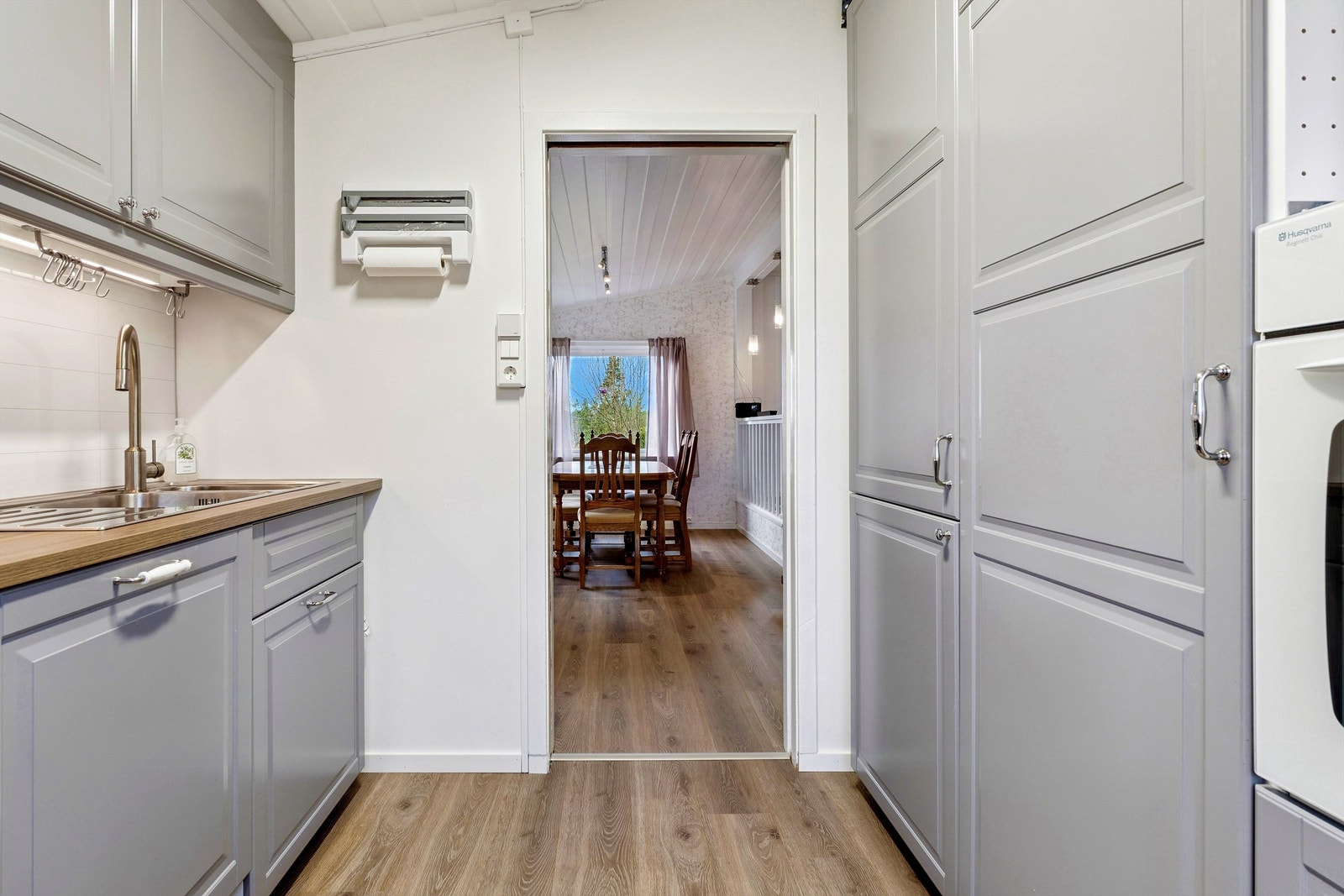 Innredningen har profilerte fronter og integrerte hvitevarer som platetopp, stekeovn og kjøleskap. Galleribilde