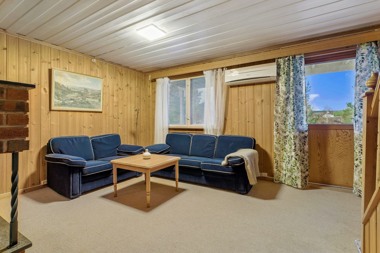 Rommet er utstyrt med en varmepumpe fra 2009 og har en terrasedør ut til hagen. Galleribilde