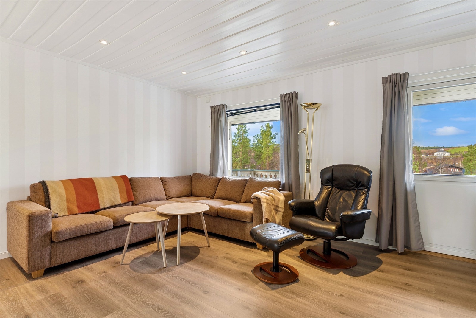 Stuen er romslig med laminatgulv, tapetserte vegger og downlights i taket. Galleribilde