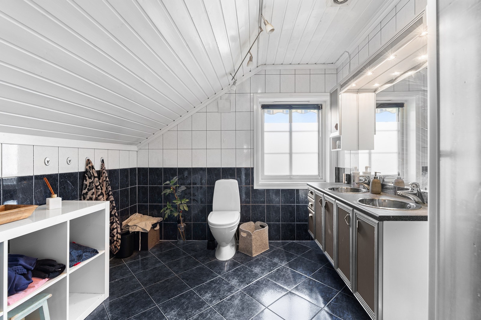 Flislagt bad i 2. etasje med dusjkabinett og gulvvarme Galleribilde