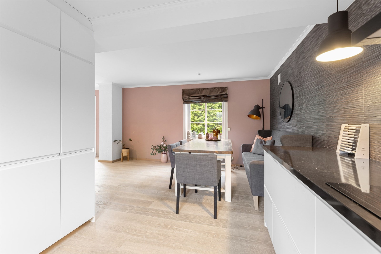 Laminat på gulv, tapet samt malte vegger og malt himling Galleribilde