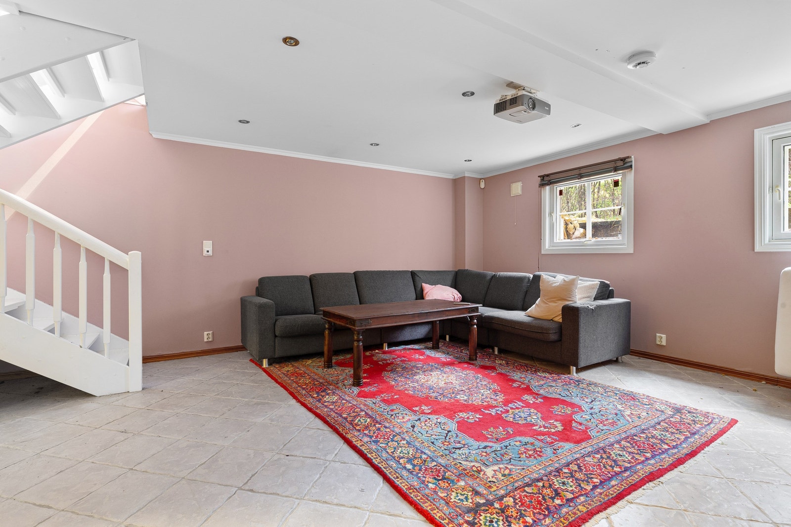 Kjellerstue med vedovn og downlights i tak - Vinduene oppfyller ikke krav til godkjent rømningsvindu jf. tilstandsrapporten Galleribilde